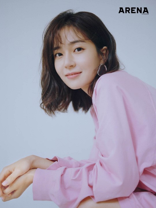 组图:韩星白珍熙居家写真公开 穿白衬衫下衣失踪