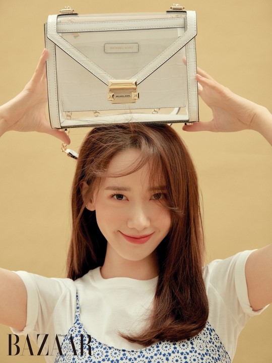 组图:少女时代林允儿登杂志 穿花裙甜笑清纯