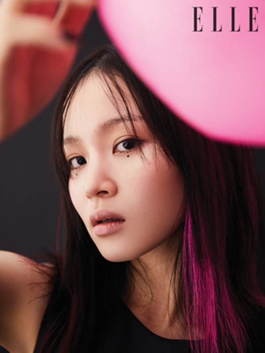 組圖：韓歌手李遐怡簽約新公司後登雜誌 展全新時尚風格