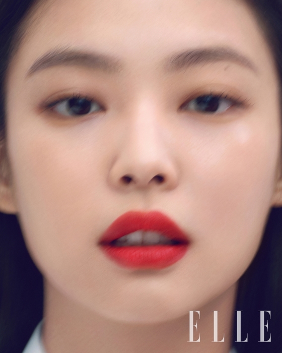 組圖：JENNIE登時尚雜誌拍美妝寫真 懟臉照零瑕疵