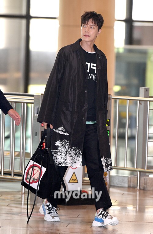 组图:朴海镇现身机场启程飞往日本 穿长外套不惧高温