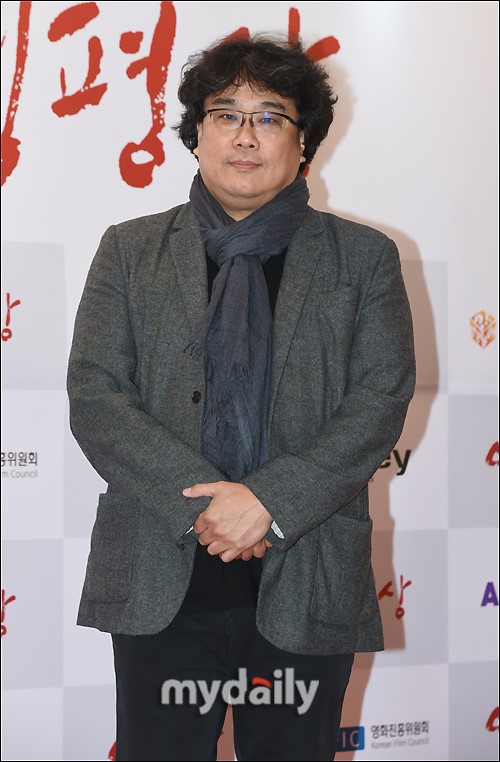 组图:名导奉俊昊出席影评奖颁奖礼 顶标志性鸟窝头亮相_高清图集_新浪