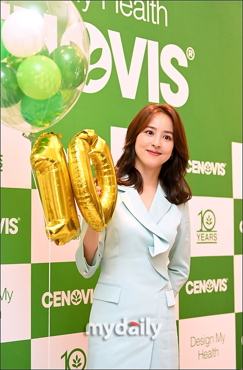 组图：韩国女演员韩惠珍出席活动 穿西装裙干练清丽
