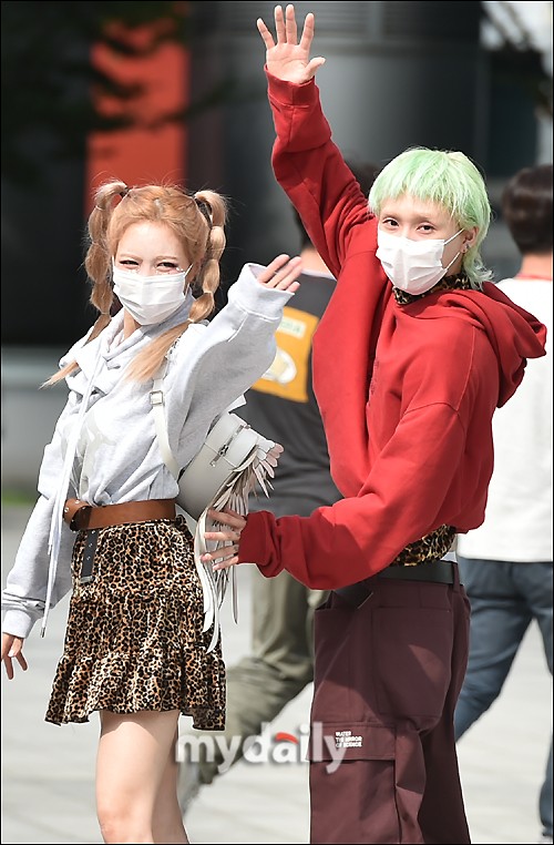組圖：泫雅與男友公開亮相花式比心 對鏡頭攬腰抱抱