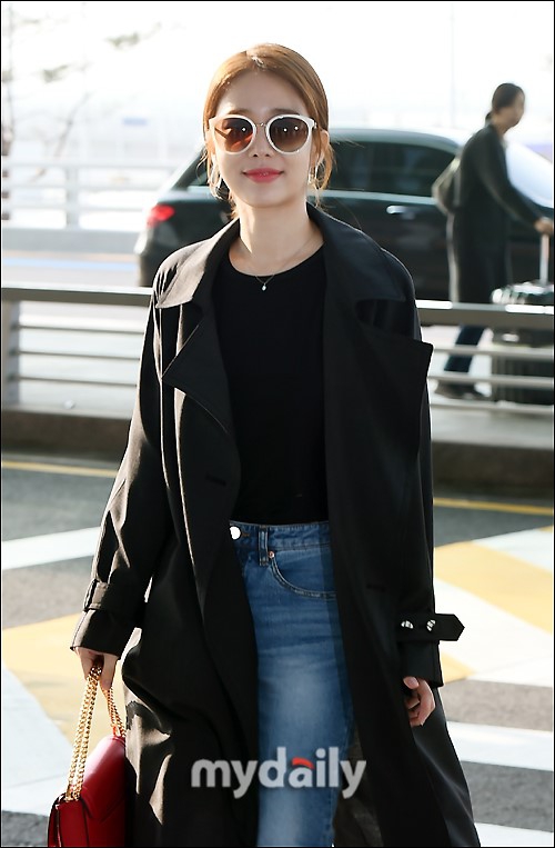 3月26日下午,韩国女艺人刘仁娜为拍摄时装写真而从仁川机场启程飞往了