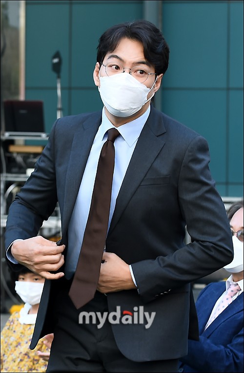 组图：三胞胎爸爸宋一国出席公益活动 呼吁防止虐待儿童
