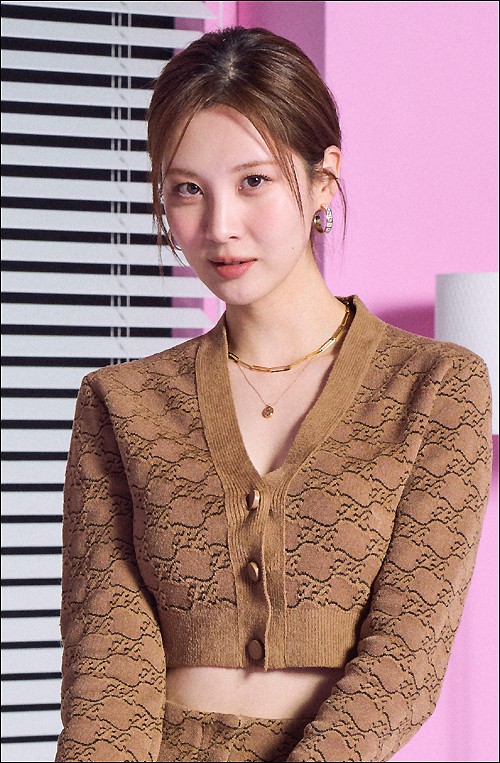 组图：少女时代徐贤宣传新片 露腰套装秀出完美长腿