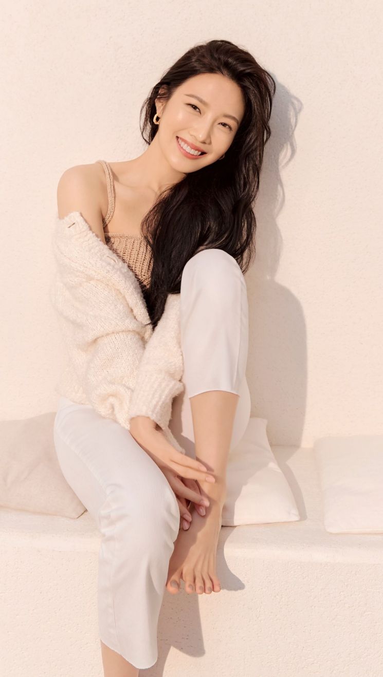 组图：RedVelvet成员Joy美妆写真公开 笑容甜美气质温柔