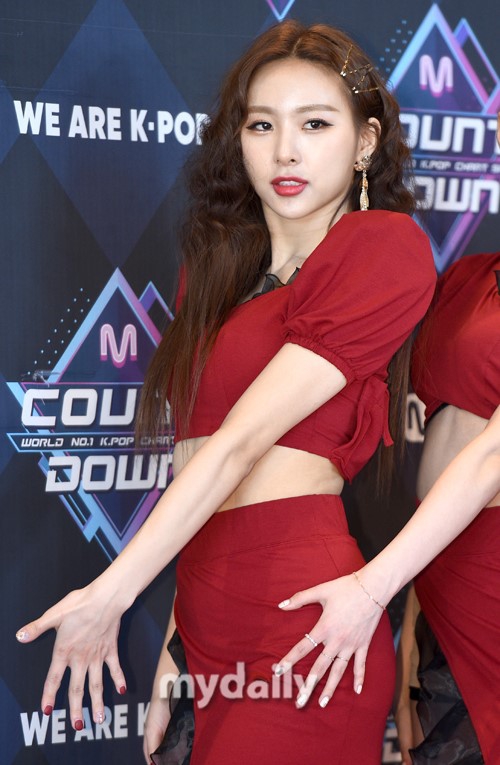 组图:韩女团camila亮相打歌节目 穿高叉红裙布料超少_高清图集_新浪网