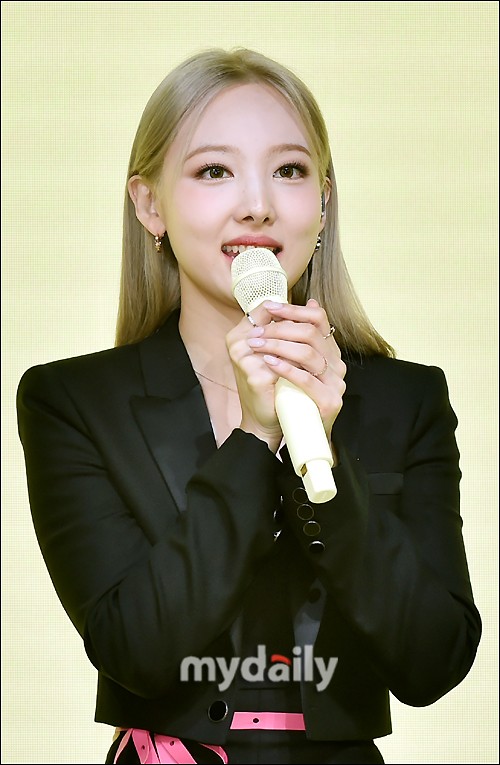 組圖：TWICE林娜璉正式個人出道 黑衣金髮笑容超甜