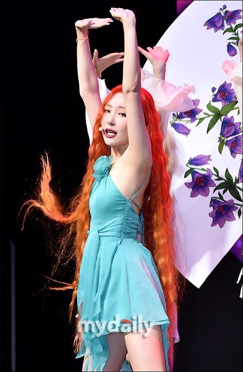 組圖：宣美髮布新專輯熱舞秀美腿 橘發藍裙神似小美人魚