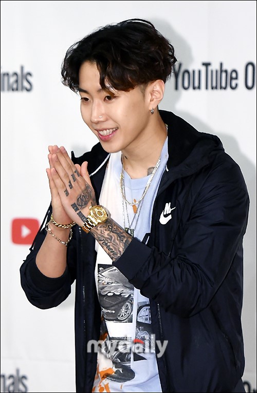 组图:朴宰范出席纪录片发布会 戴金表项链十足嘻哈范儿