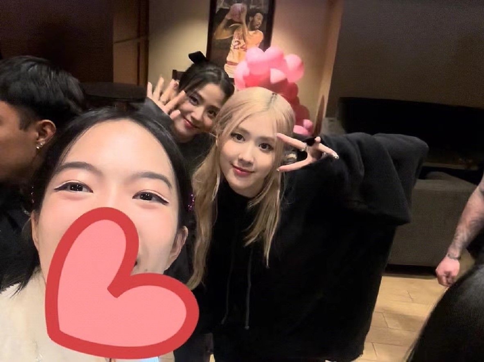 组图：网友偶遇BLACKPINK晒合照 成员热情挥手微笑配合