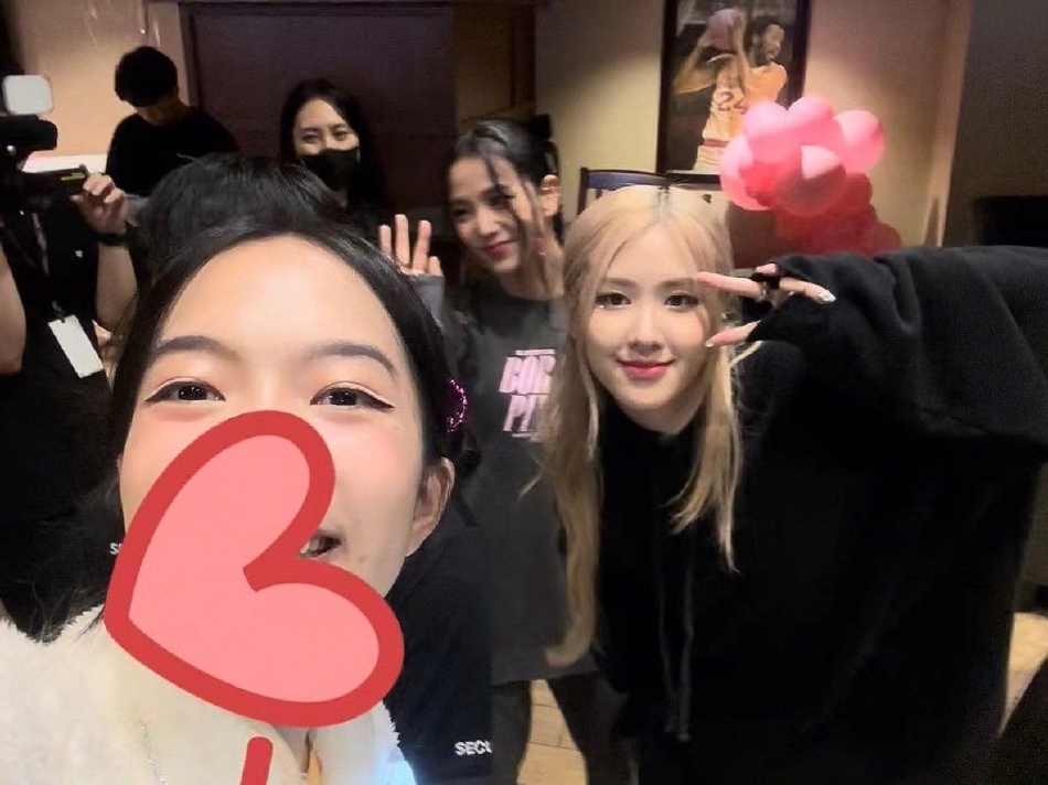 组图：网友偶遇BLACKPINK晒合照 成员热情挥手微笑配合