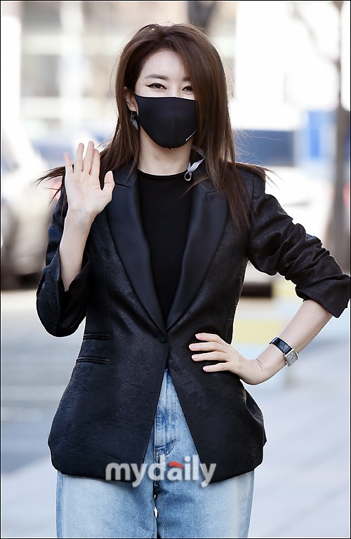 韩国女歌手金完宣出演《两点出逃》节目