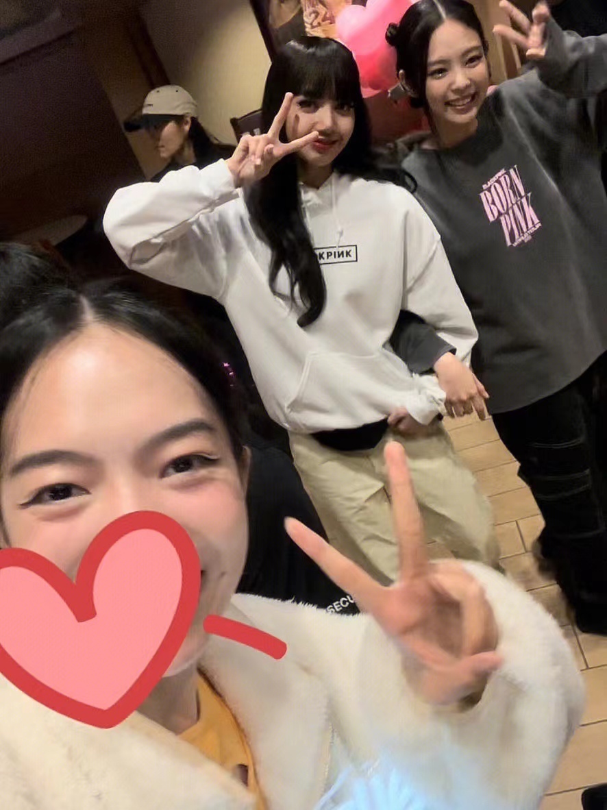 组图：网友偶遇BLACKPINK晒合照 成员热情挥手微笑配合