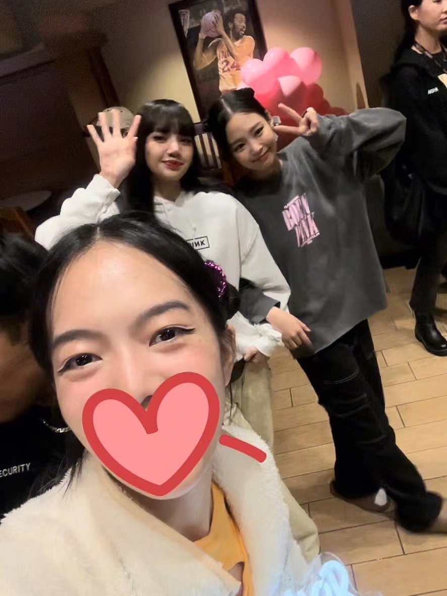 组图：网友偶遇BLACKPINK晒合照 成员热情挥手微笑配合