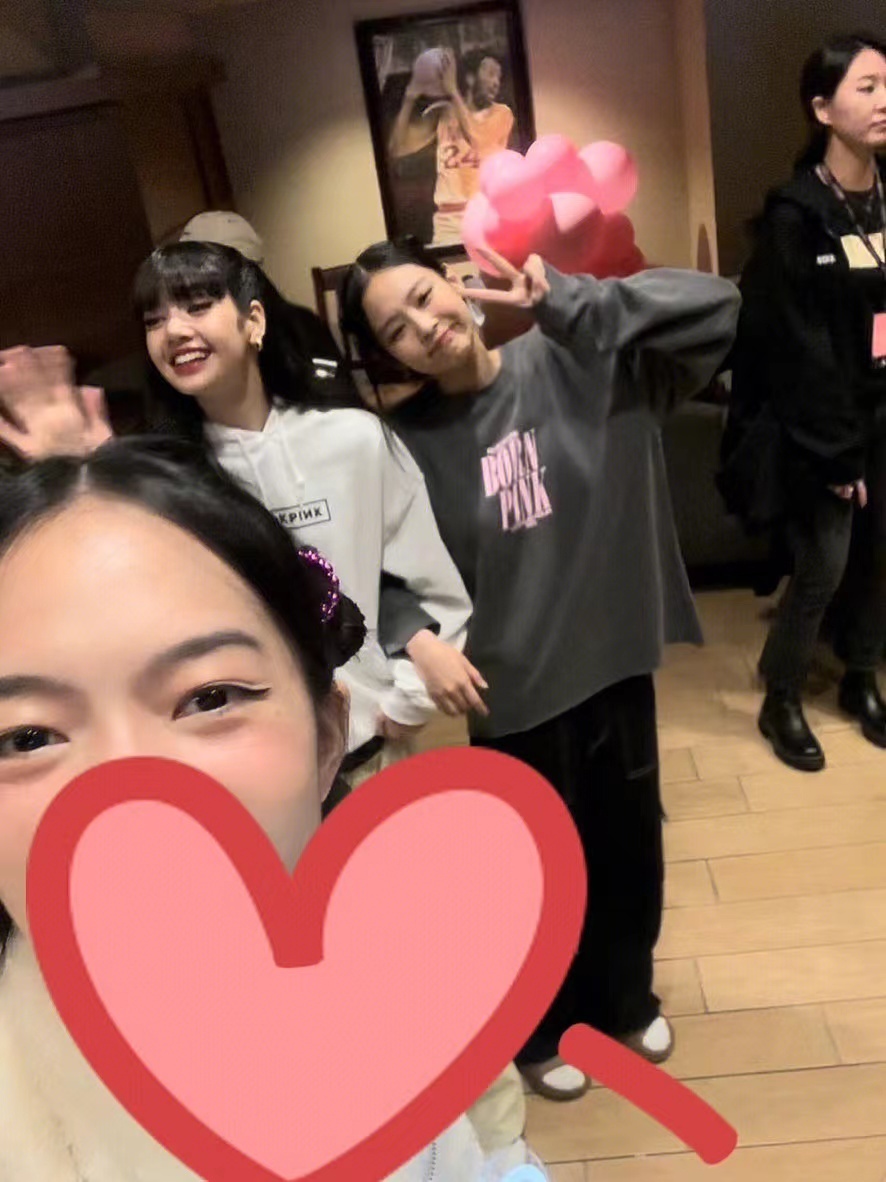 组图：网友偶遇BLACKPINK晒合照 成员热情挥手微笑配合
