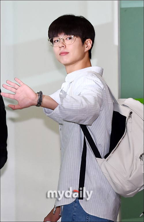 组图:朴宝剑现身机场 背双肩包戴眼镜似学生