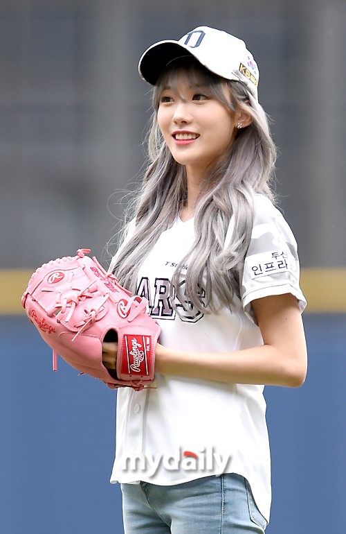 组图:宇宙少女luda雪娥为棒球赛开球 甜笑清新可人