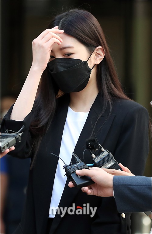 組圖：韓女星Lizzy酒駕傷人案出庭 穿黑衣鞠躬道歉