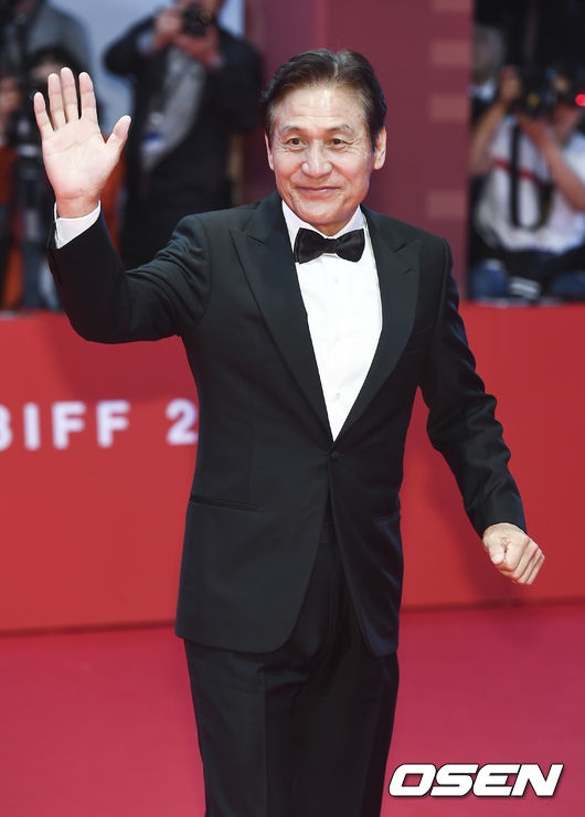 组图安圣基亮相釜山电影节红毯微笑挥手气质儒雅