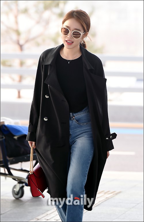 3月26日下午,韩国女艺人刘仁娜为拍摄时装写真而从仁川机场启程飞往了