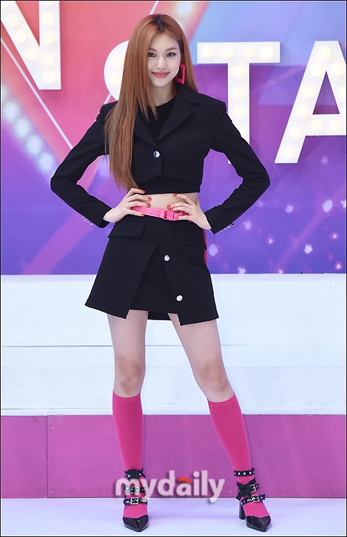 组图:韩女团weki meki参加节目录制 穿超短迷你裙劲歌热舞_高清图集