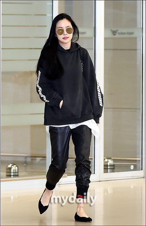 组图:apink孙娜恩现身机场回国 踩平底鞋休闲舒适