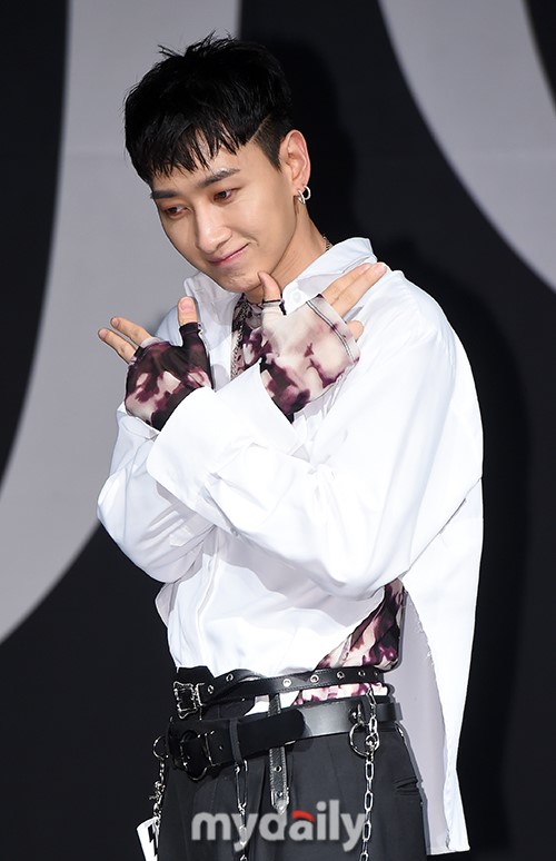 【2019.04.15】【明星】sj东海银赫出席新专辑发布会 利特当主持人