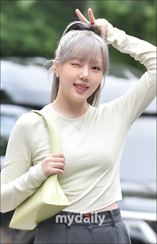 組圖：前Girlfriend鄭藝琳上班路 染奶奶灰髮色亮相