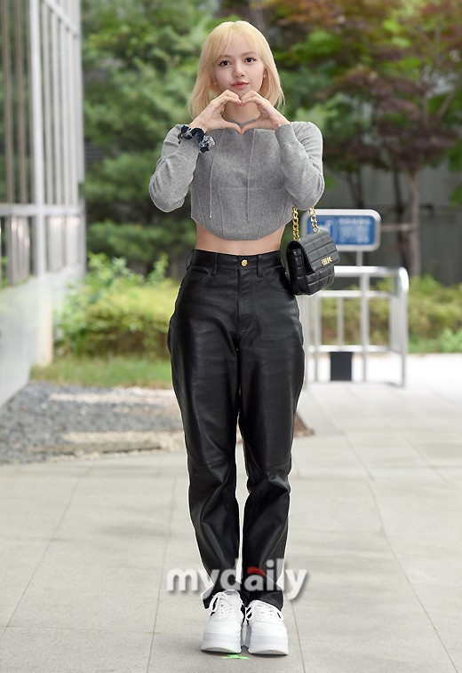 組圖：Lisa飛赴法國巴黎時裝週 穿灰色帽衫小露纖腰