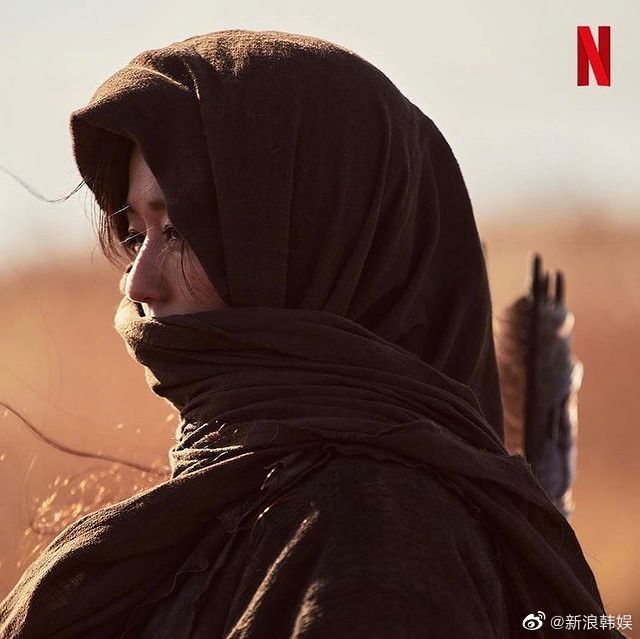 组图：全智贤《王国》剧照公开 持箭站屋顶气场强