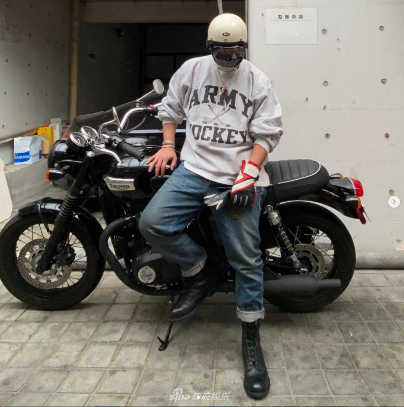 50岁具俊晔长啥样？热衷穿搭摆造型 爱好机车气质酷