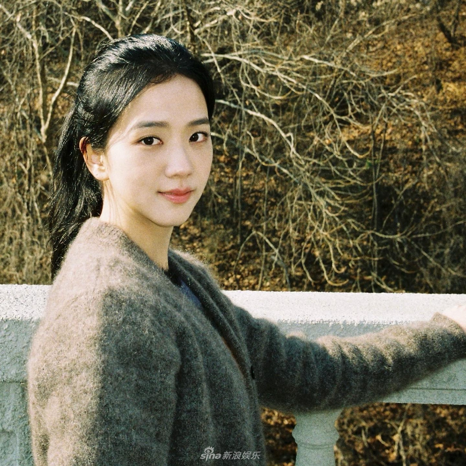組圖：《雪滴花》金智秀拍攝幕後照 膠片風格清純甜美