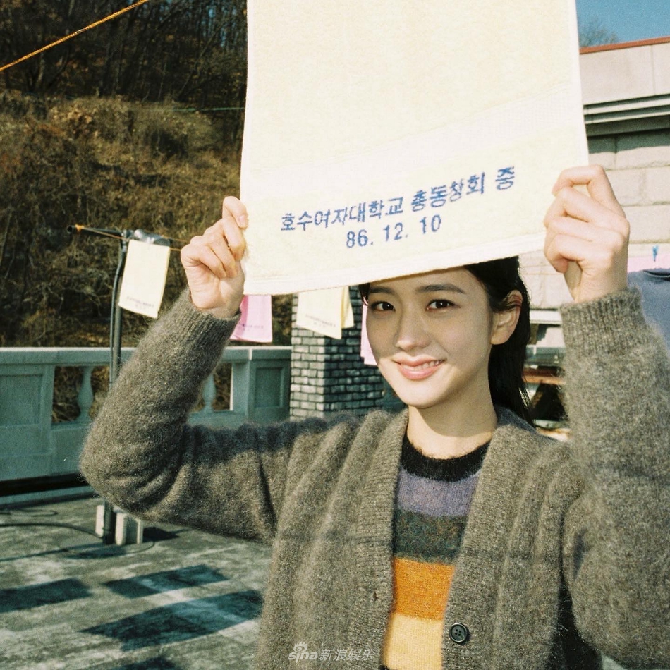 組圖：《雪滴花》金智秀拍攝幕後照 膠片風格清純甜美