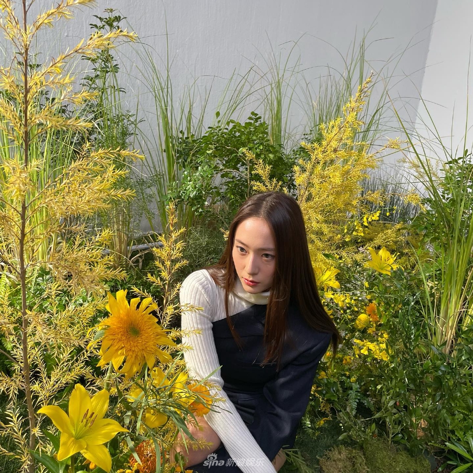 組圖：Krystal鄭秀晶拍早春大片 花朵圍繞打造清新氛圍