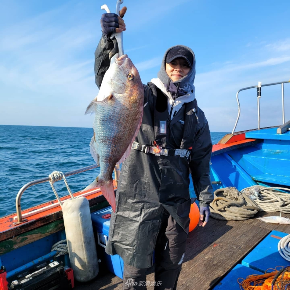組圖：孔劉出海釣大魚樂開花 手捧戰利品獲李棟旭點贊