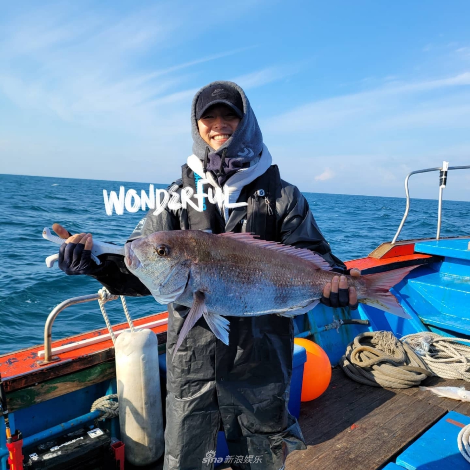 組圖：孔劉出海釣大魚樂開花 手捧戰利品獲李棟旭點贊