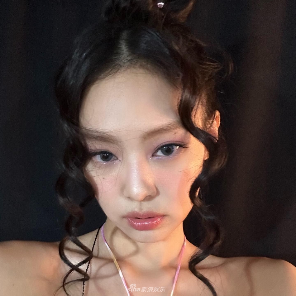 組圖：JENNIE穿粉色碎花吊帶裙 大波浪髮型自侃是辣炸醬麵