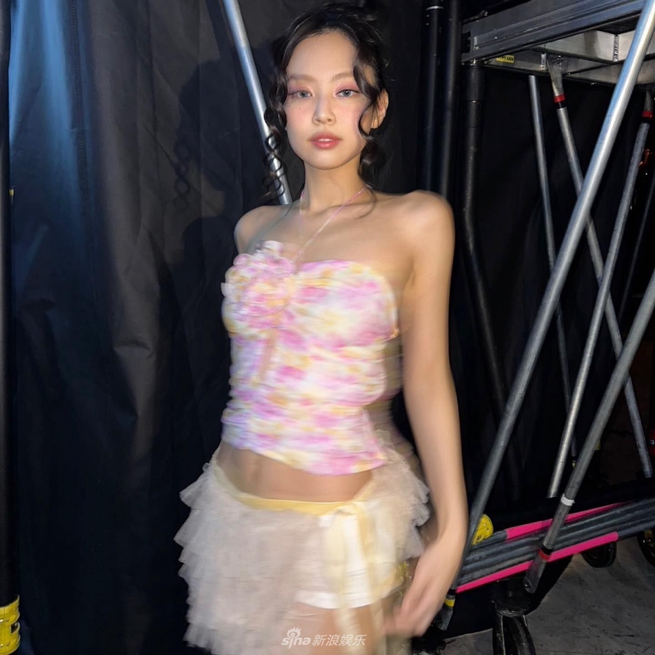 組圖：JENNIE穿粉色碎花吊帶裙 大波浪髮型自侃是辣炸醬麵