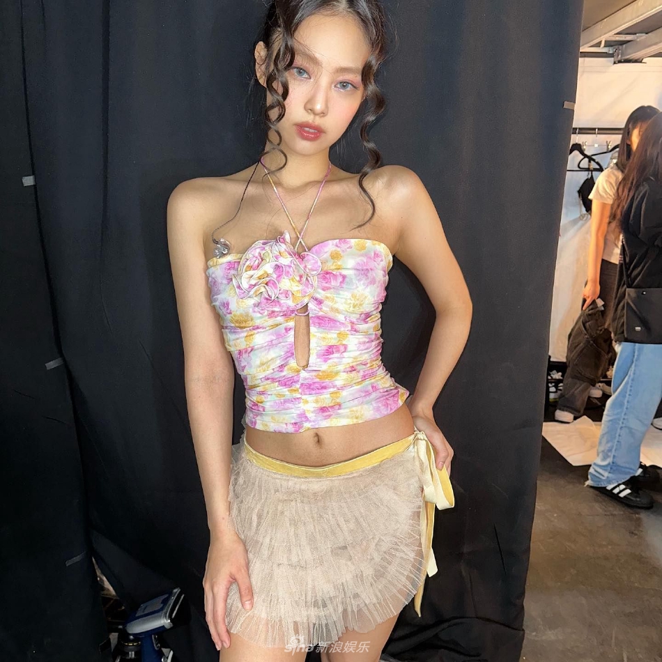 組圖：JENNIE穿粉色碎花吊帶裙 大波浪髮型自侃是辣炸醬麵