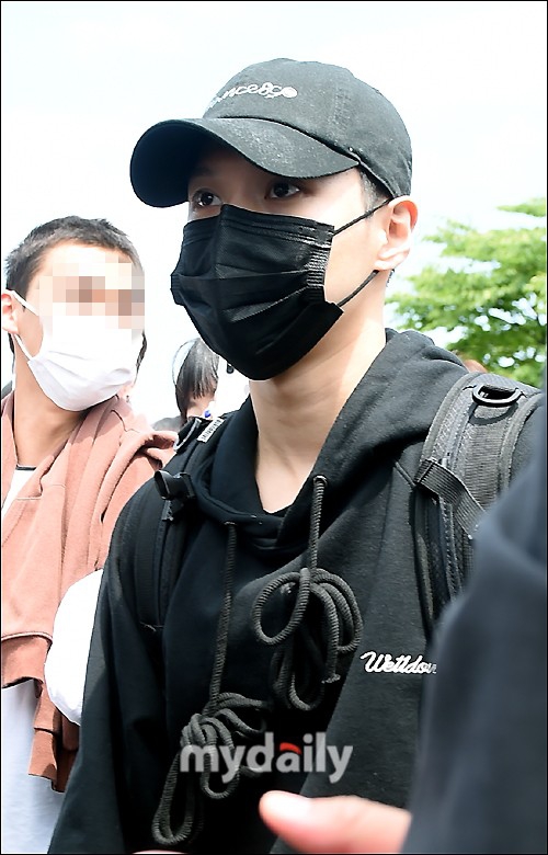 組圖：SHINee李泰民入伍現場照公開 剃短髮戴帽子遮蓋