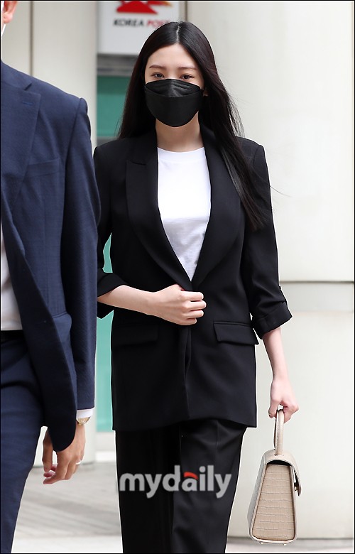 組圖：韓女星Lizzy酒駕傷人案出庭 穿黑衣鞠躬道歉