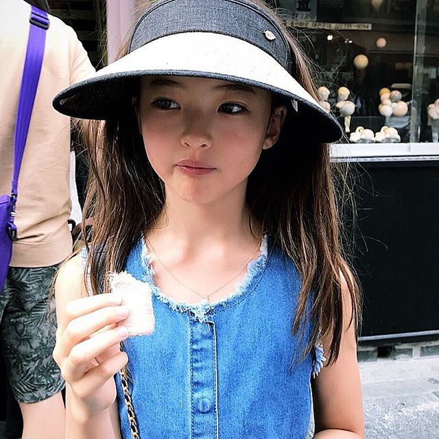 组图:10岁网红小萝莉签约yg旗下 混血五官精致可爱