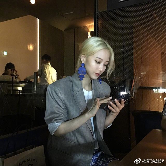 组图:韩艺瑟最新美照公开 背后纹身性感妩媚