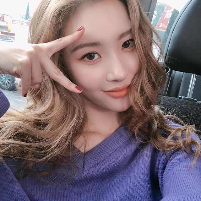 组图:宣美漫步美国洛杉矶街头 金发妩媚自拍不停