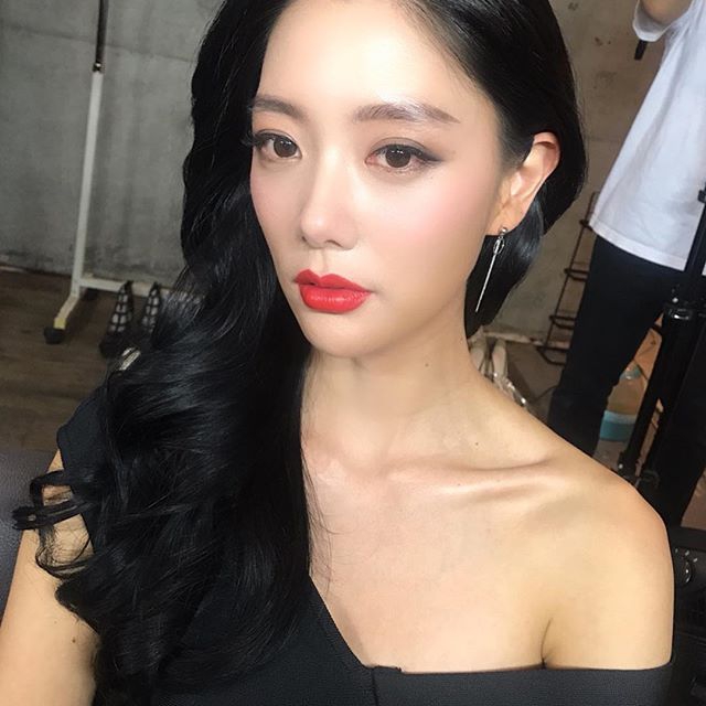 组图:韩星clara晒自拍秀丰满身材 红唇气质美艳