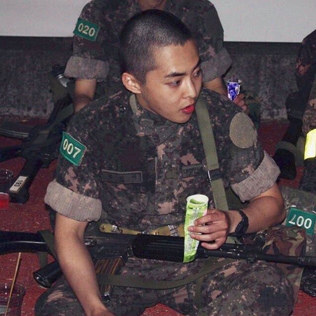 11】【明星】exo成员xiumin服兵役近照曝光 端抢吃香肠画风硬朗韩流星