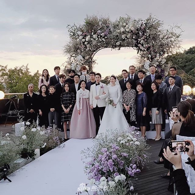 組圖：神話成員出席JUNJIN婚禮 新郎新娘挽手對視超幸福